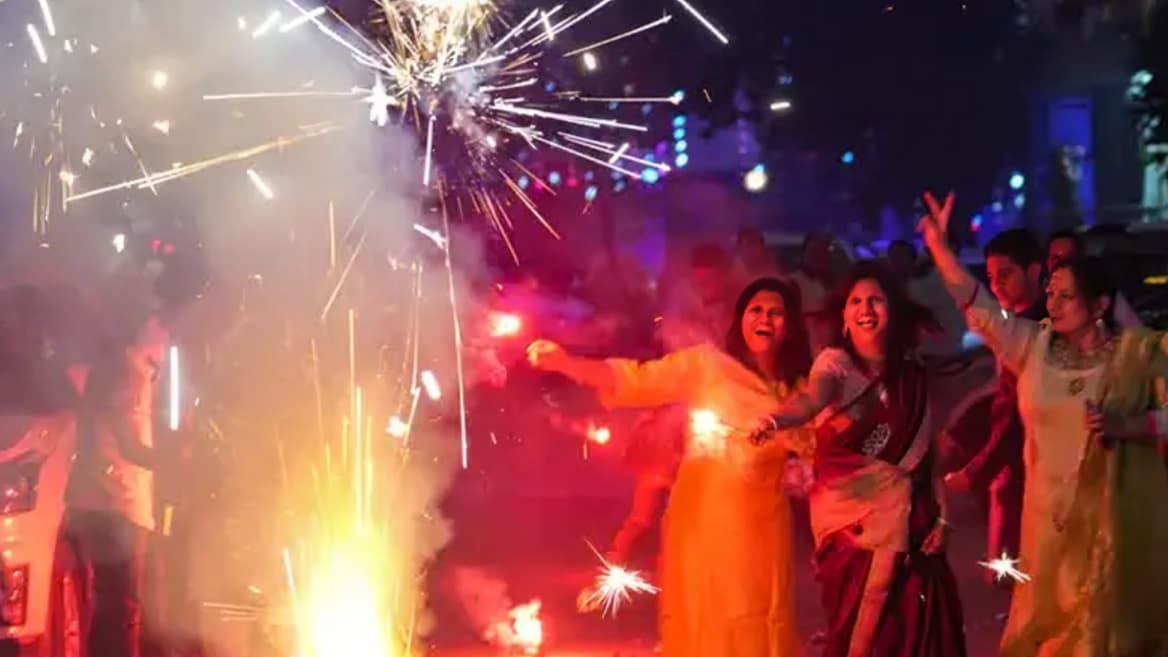 தீபாவளிக்கு மறுநாள் பொது விடுமுறையா? தமிழக அரசு அறிவிப்பு குறித்து முக்கியத் தகவல்