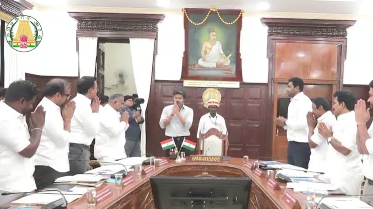 மக்களின் தேவைகளை அறிந்து அமைச்சர்கள் செயல்பட வேண்டும் என முதல்வர் விஜய் அறிவுறுத்தல்