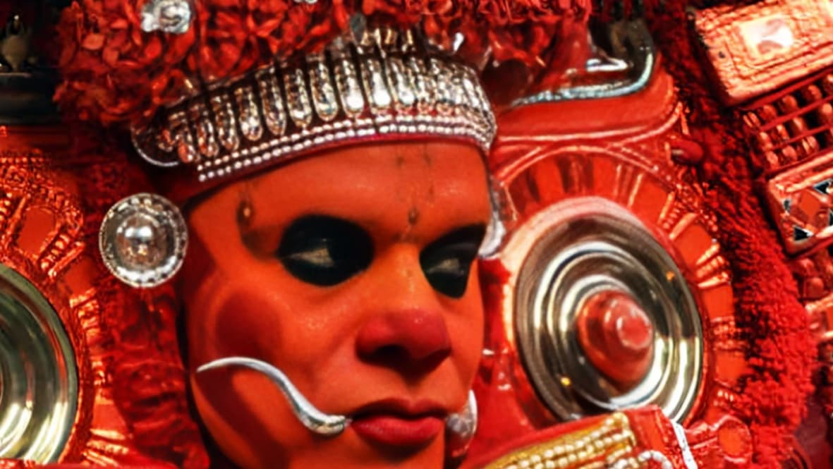 ஆற்றைக் கடந்து வந்த தேவக்கூத்து தெய்யம்: பக்திப் பரவசத்துடன் வரவேற்ற கேரள மக்கள்