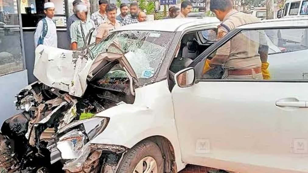 திருவண்ணாமலையில் கார் - ஆட்டோ நேருக்கு நேர் மோதல்: அமெரிக்க சுற்றுலாப் பயணிகள் இருவர் உட்பட 3 பேர் காயம்