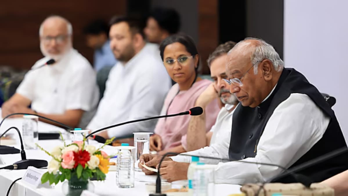 Kharge Accuses CEC Gyanesh Kumar of Election Manipulation, Lists Six Charges at INDIA Bloc Protest